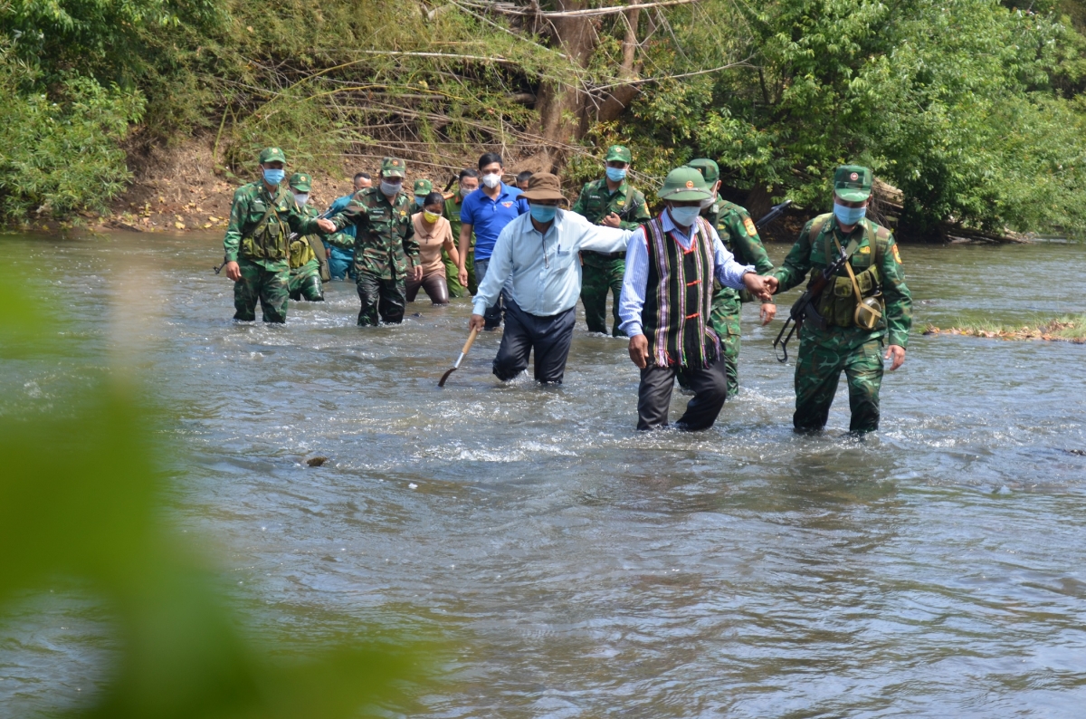Cán bộ, chiến sĩ và Nhân dân xã Krông Na vượt suối, băng rừng tuần tra bảo vệ biên giới. Ảnh: daklak.gov.vn
