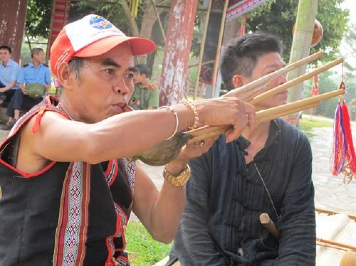 Ông Cha Ma Lé Dấp, người Raglai ở Ninh Thuận với chiếc khèn bầu. Ảnh: dantocmiennui.vn