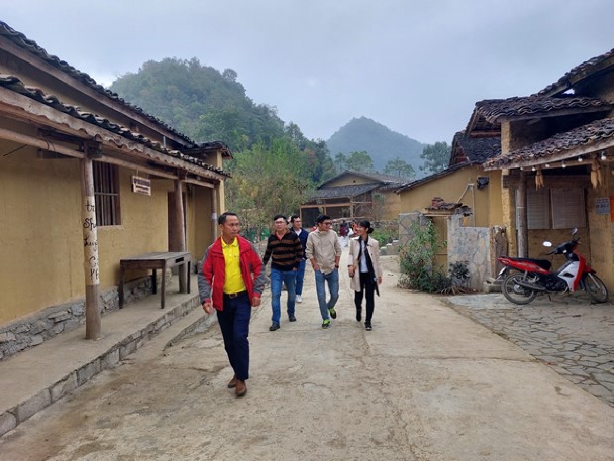 Du khách của Công ty Du lịch VIetravel thăm làng văn hóa du lịch cộng đồng Lô Lô Chải, xã Lũng Cú, huyện Đồng Văn trong chương trình hợp tác phát triển du lịch Hà Giang. Ảnh: TTXVN