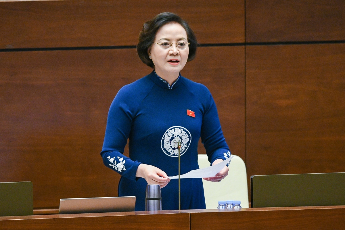 Bộ trưởng Bộ Nội vụ Phạm Thị Thanh Trà phát biểu về vấn đề chất vấn. Ảnh: congluan.vn