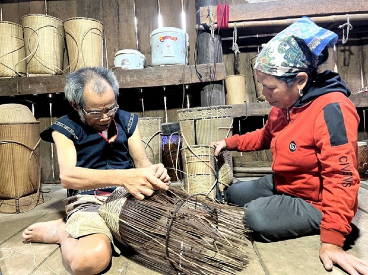 Nghệ nhân Đinh Bi và niềm đam mê đan lát.