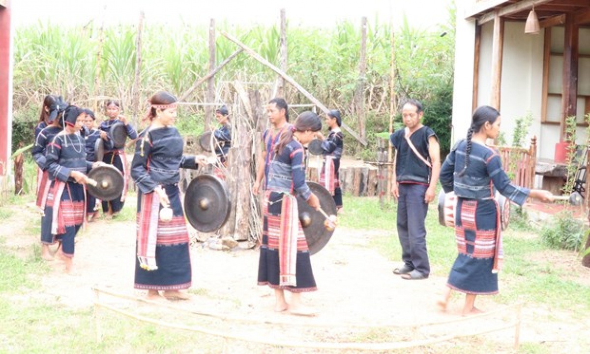 Nghệ nhân Đinh Bi dạy cho phụ nữ trong làng biểu diễn cồng chiêng.
