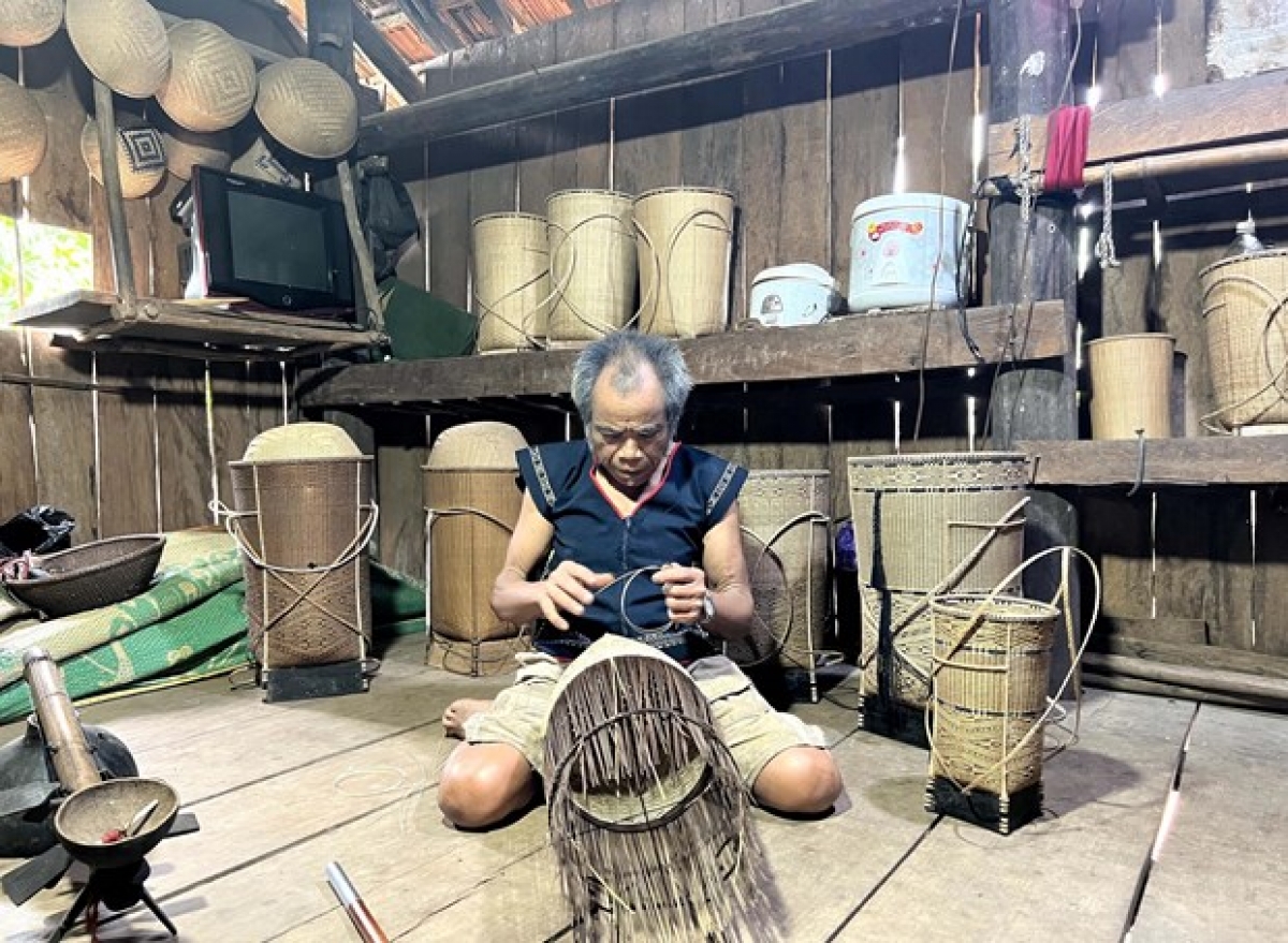 Thời gian trong ngày, nghệ nhân Đinh Bi dành phần lớn để đan lát những chiếc gùi họa tiết.