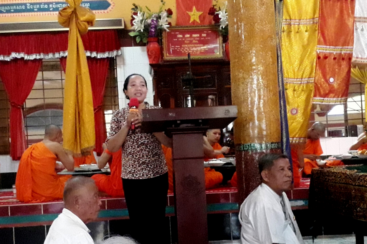 Phối hợp với Ban quản trị chùa và người có uy tín tuyên truyền chính sách, pháp luật trong đồng bào Khmer
