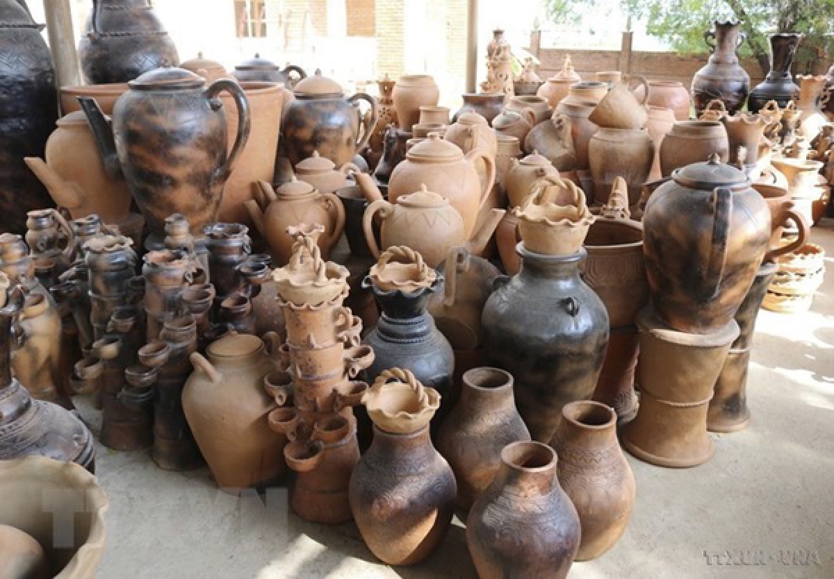 Nghệ thuật làm gốm của người Chăm chính thức được UNESCO ghi danh vào Danh sách di sản văn hóa phi vật thể cần bảo vệ khẩn cấp.