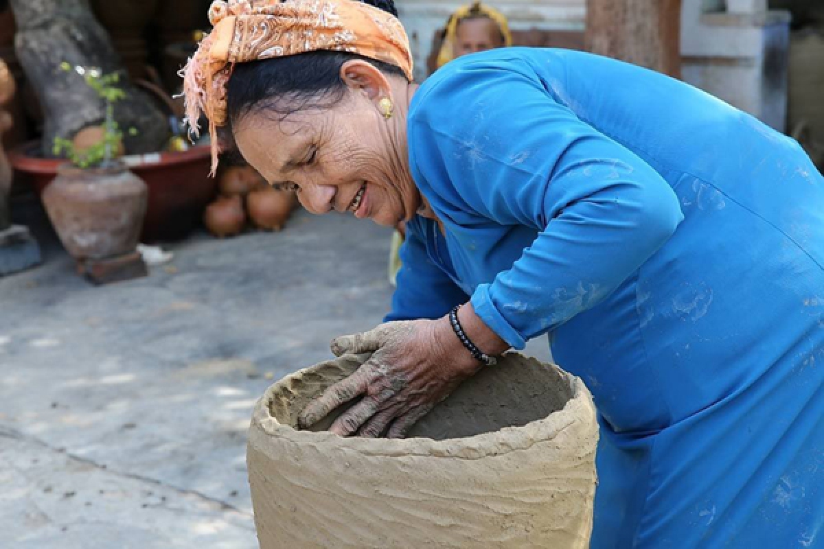 Nghệ thuật làm gốm của người Chăm là di sản văn hóa phi vật thể thứ 15 của Việt Nam được ghi danh vào các Danh sách của UNESCO.