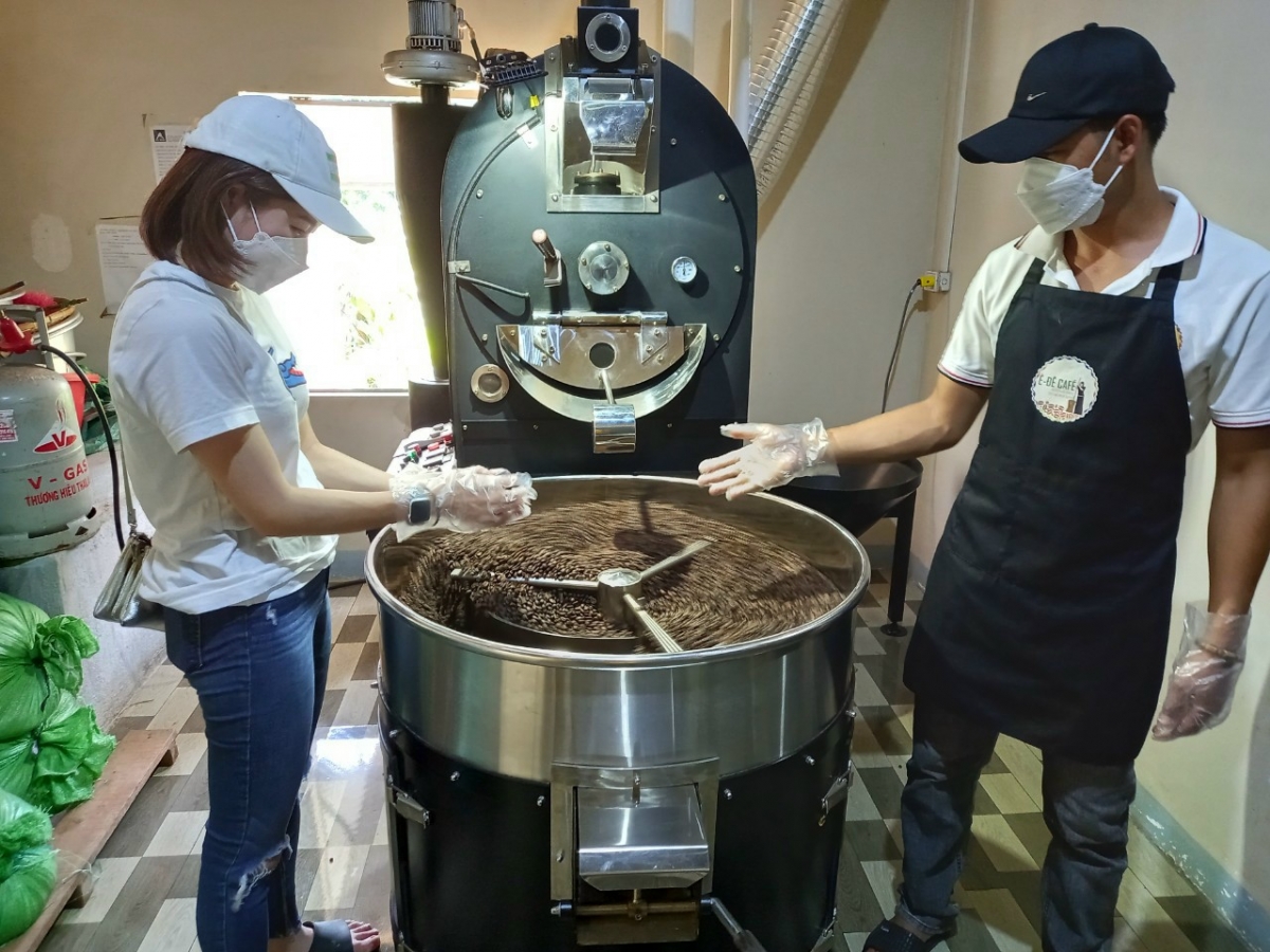 
Tơmoi đơ̆ng Nhật Bản truh năm lăng hơnih pơm tơlĕch kơ Êđê Cafe