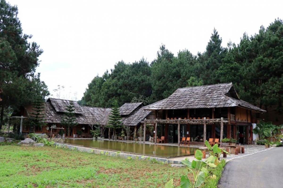Một điểm du lịch tại huyện Vân Hồ được xây dựng gần gũi với thiên nhiên.