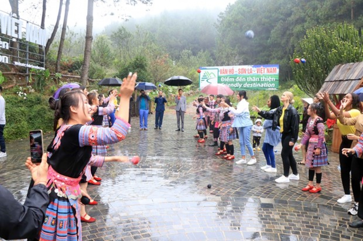 Du khách tham gia trải nghiệm hoạt động ném pao cùng đồng bào dân tộc Mông tại huyện Vân Hồ.
