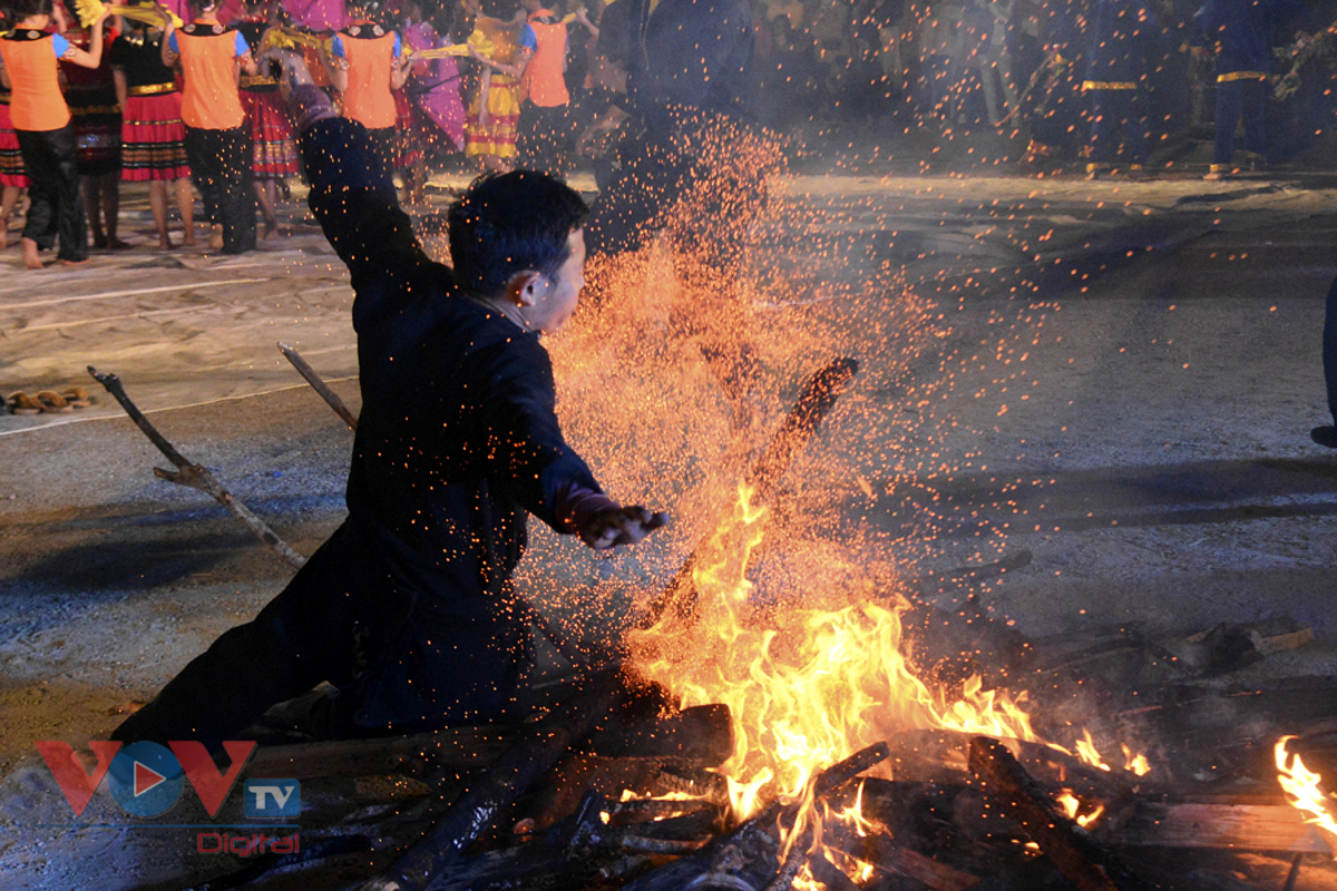 Thanh niên đồng bào Dao thực hiện vũ điệu nhảy lửa