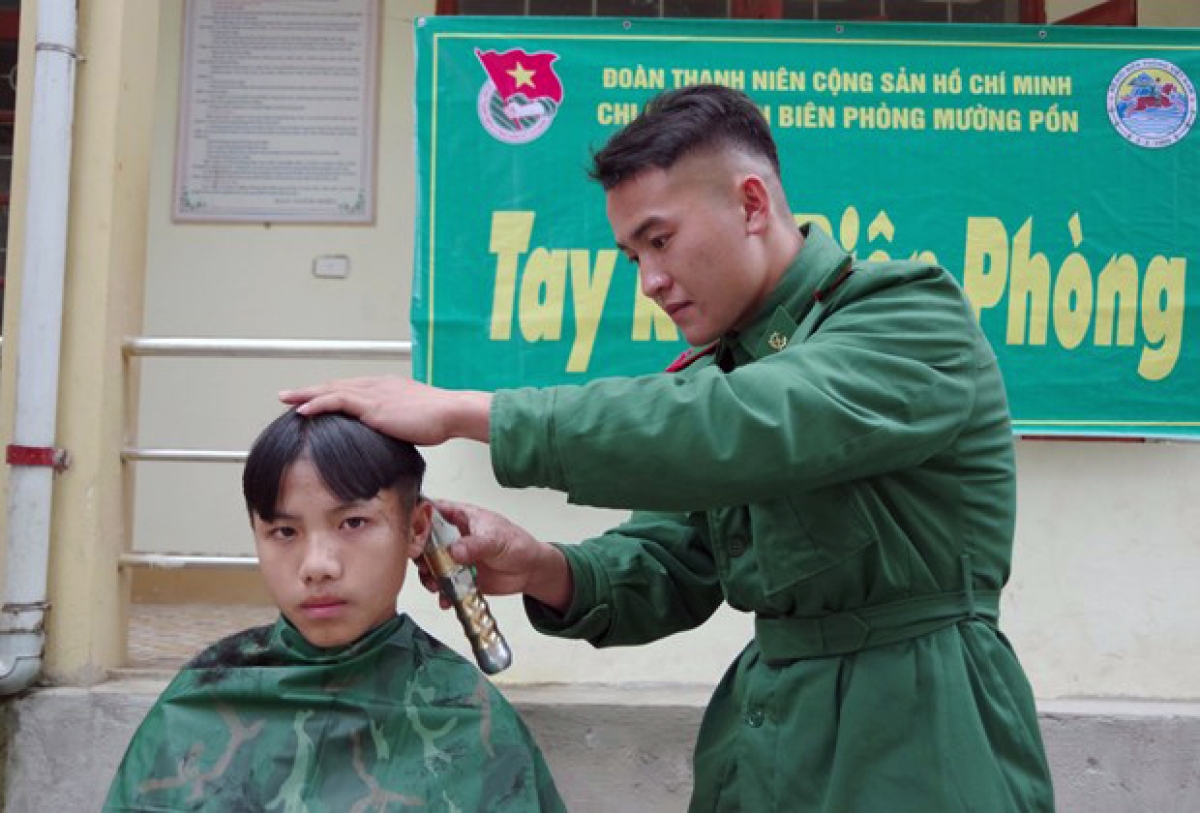 Cắt tóc cho trẻ em các xã biên giới .