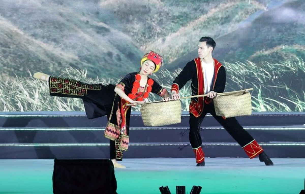 Một tiết mục nghệ thuật đặc biệt với chủ đề: “Kỳ hoa Xứ Lạng – Sắc màu biên cương” tại Lễ Khai mạc.