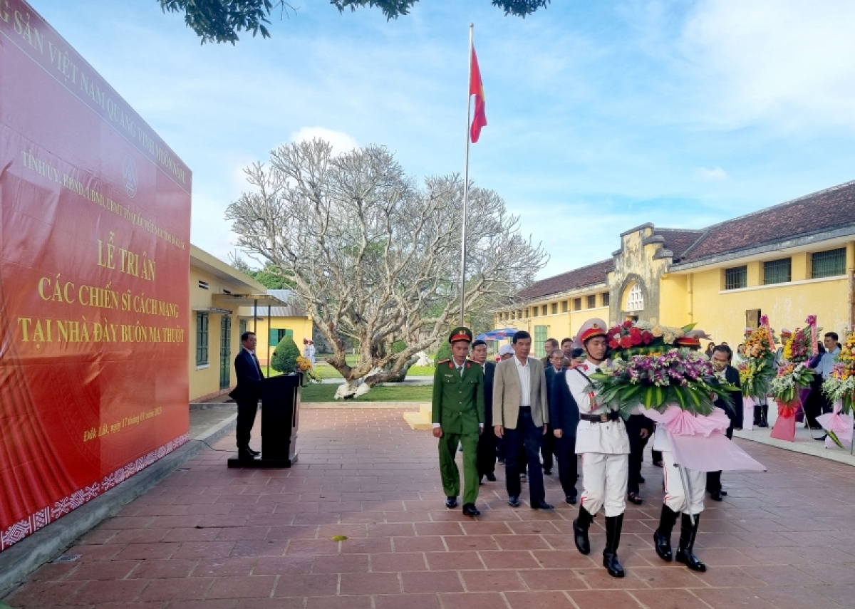 
Khua tơring čar Daklak hăng hơdôm khul grŭp tuĭ ñang, pŭ bơnga ƀơi Sang mơnă Buôn Ma Thuột