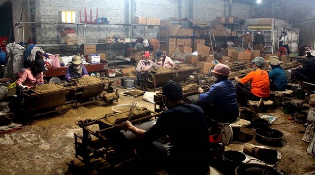 Người dân Yên Cát hối hả làm hương để có nguồn hàng bán dịp tết Nguyên đán 2023.