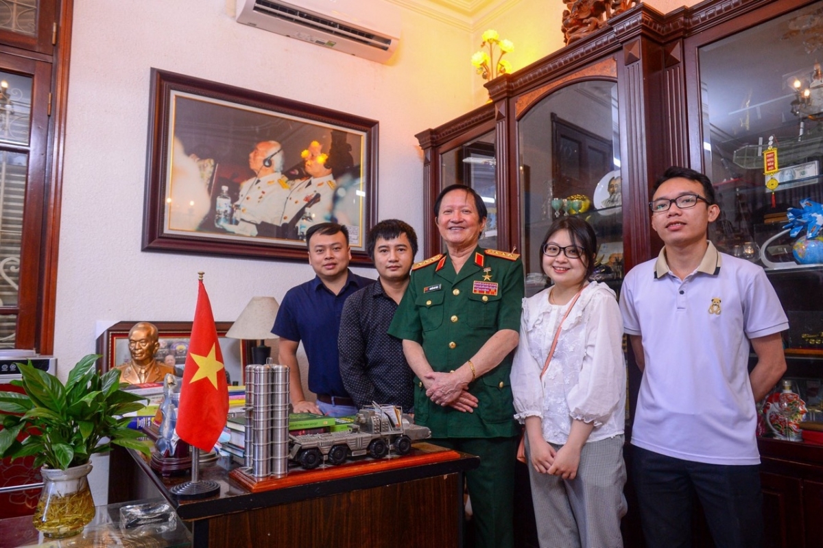 K'bhuh tác giả Báo điện tử VTC News chụp ảnh lâng Thượng tướng Nguyễn Huy Hiệu - lalăm ahay năc bhrợ Thứ trưởng Bộ Quốc phòng bêl apêê tước t'mooh bh'rợ.
