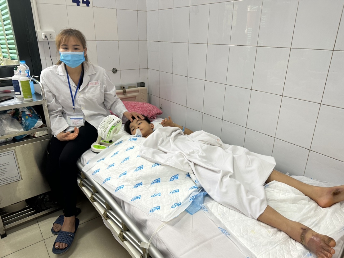 Ảnh: Cháu Cháng Đức Công và mẹ tại bệnh viện Việt Đức, Hà Nội - Nguồn: Hoàng Minh/VOV4