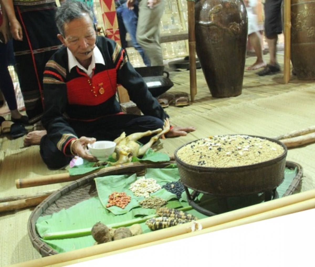 Già A Ma Loan cùng các nghệ nhân người Ê Đê đến từ tỉnh Đắc Lắc tái hiện nghi lễ cúng giống lúa tại làng văn hóa. Ảnh: langvanhoavietnam.vn