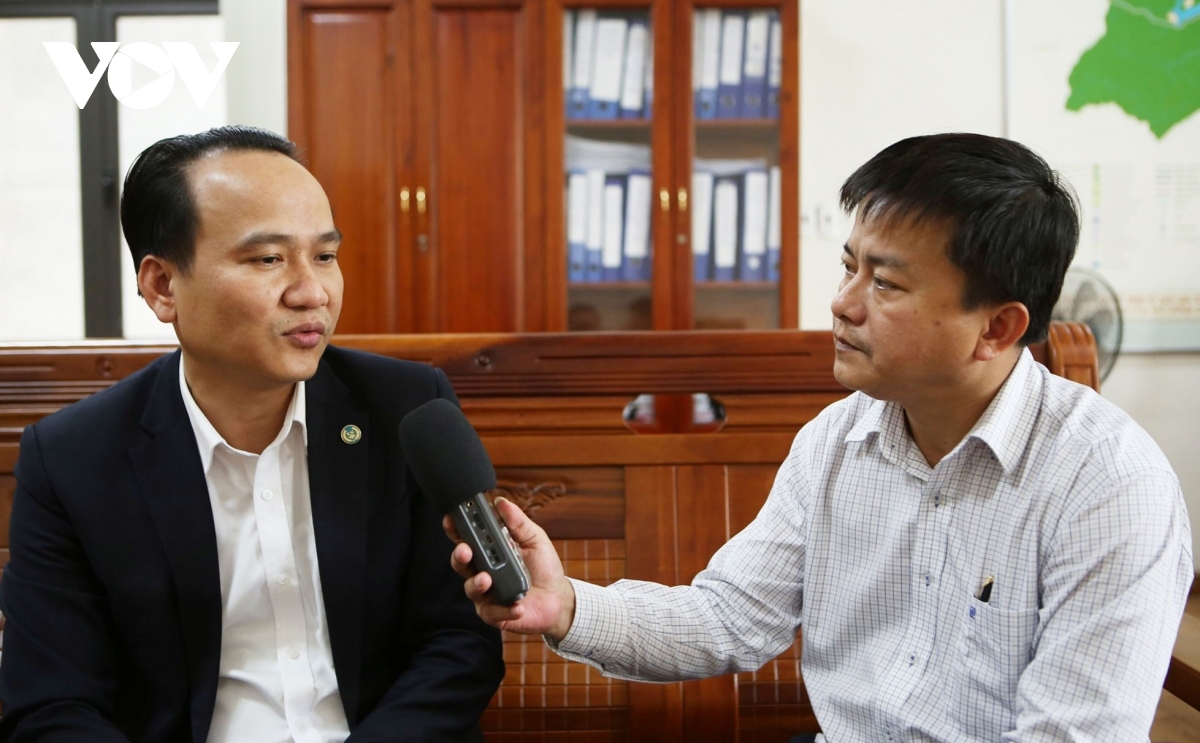 Nhà báo Thanh Hà bêl t'mooh t'cooh Nguyễn Đình Vĩnh, Trưởng Ban Tổ chức Thành ủy Đà Nẵng.