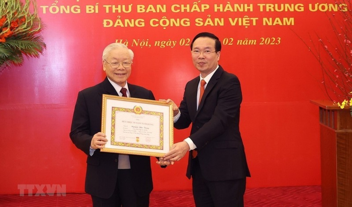 Tổng Bí thư Nguyễn Phú Trọng ndơn Huy hiệu 55 năm lăp Đảng