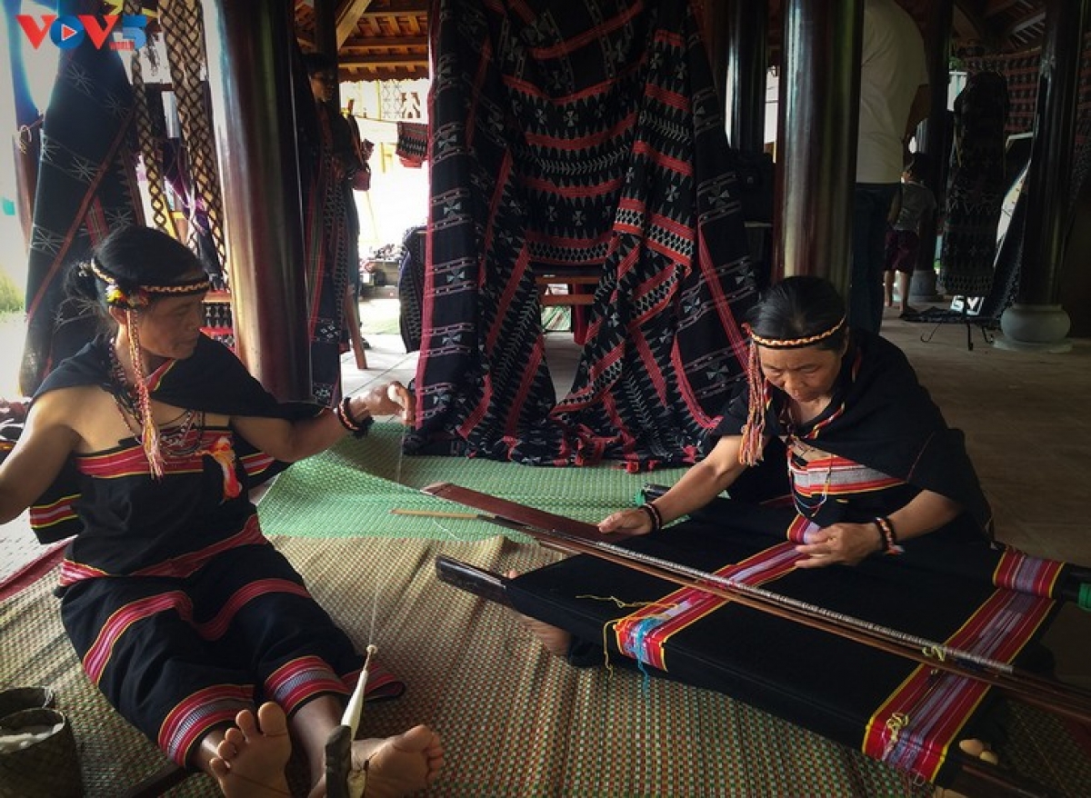 Phụ nữ Tà Ôi ở Thừa Thiên Huế được học nghề để phát triển nghề dệt