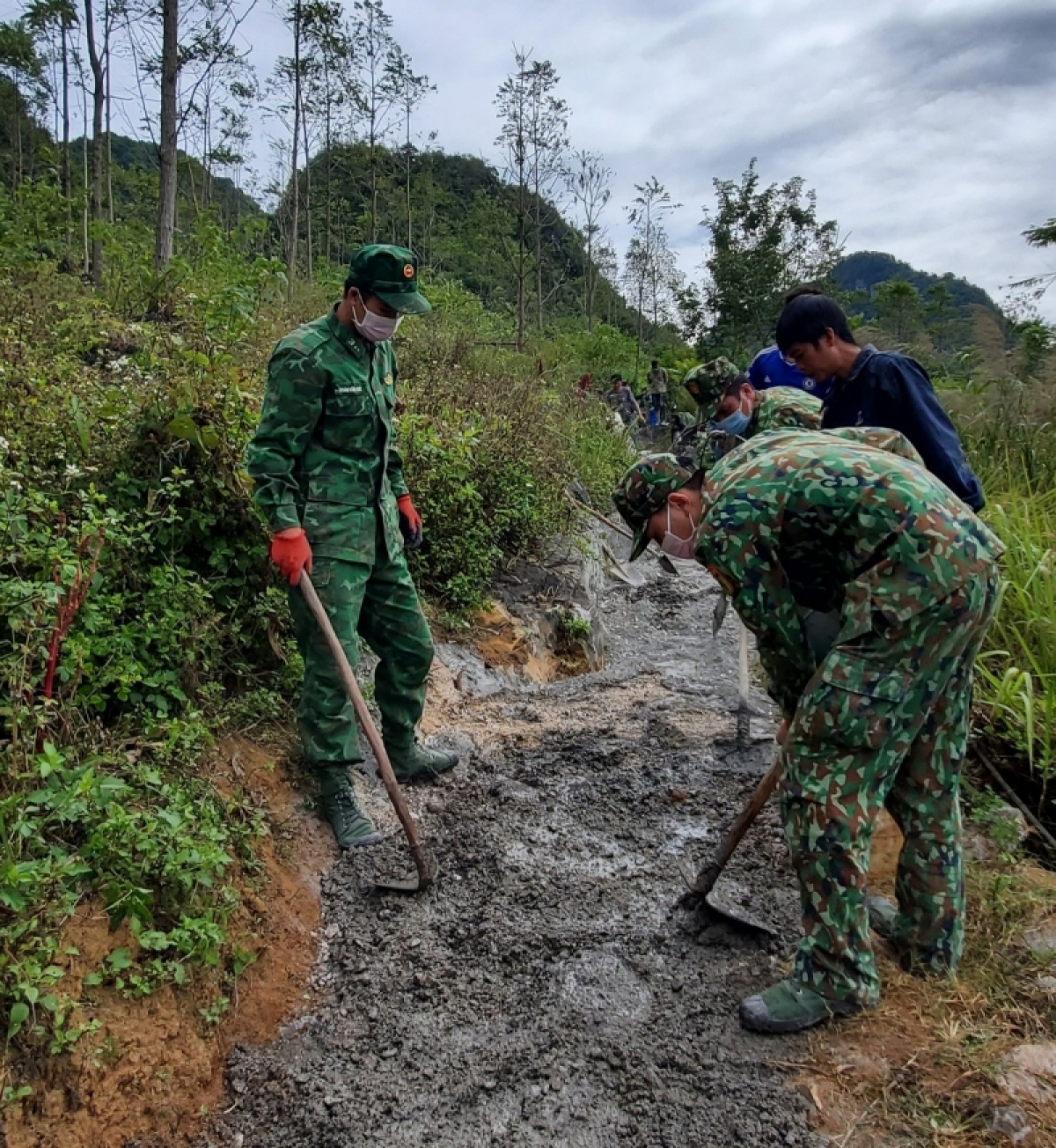 Puih kơđông pơgang guai dêh čar Lũng Nặm gum hrom pơkra jơlan amăng krah plơi