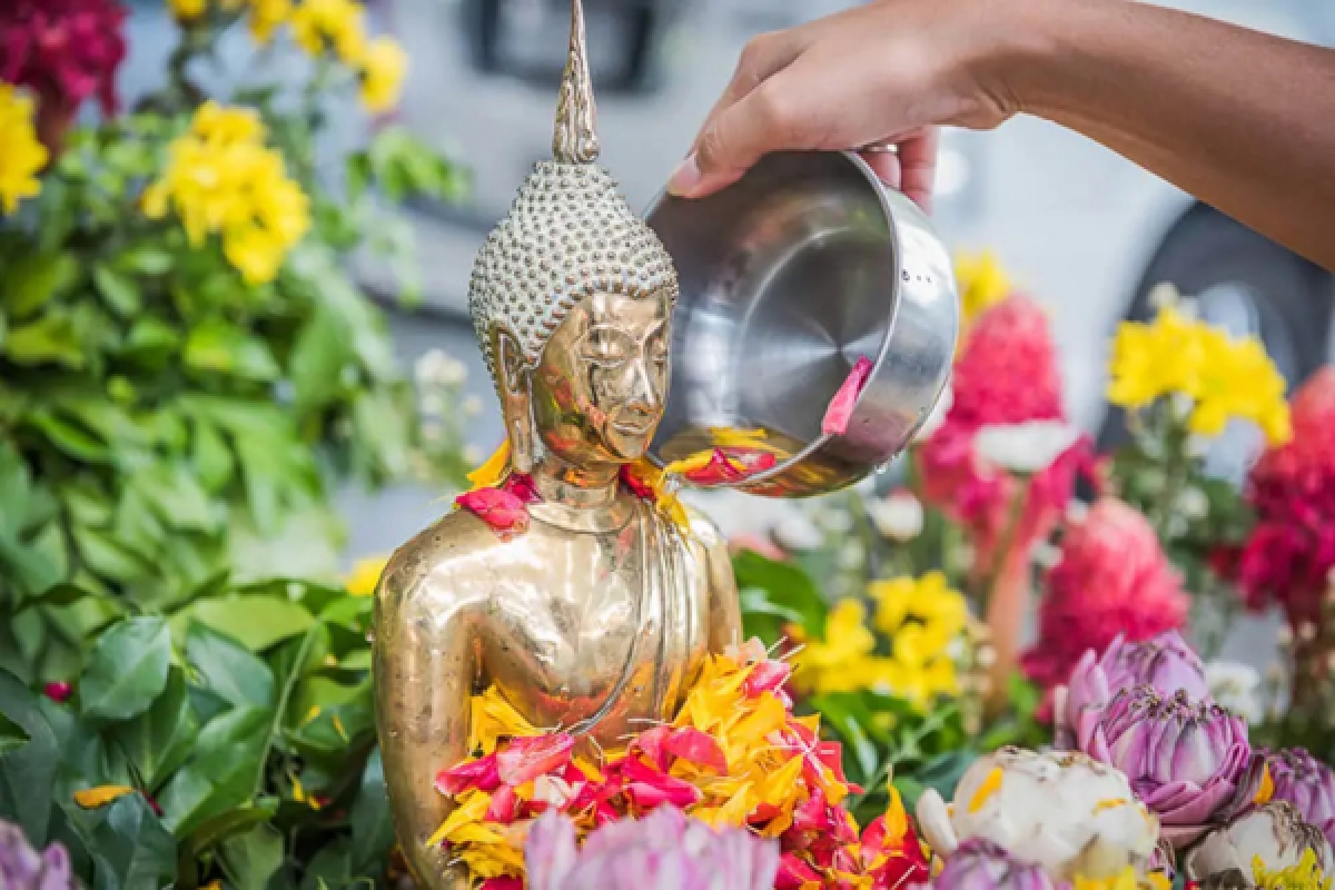 Nghi lễ chúc phúc năm mới truyền thống Songkran của người Thái có tên gọi là “Rod Nam Dum Hua”. Ảnh: istock