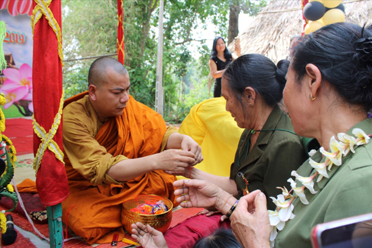 Phong tục buộc chỉ tay cầu may mắn trong ngày đầu năm mới của người Lào