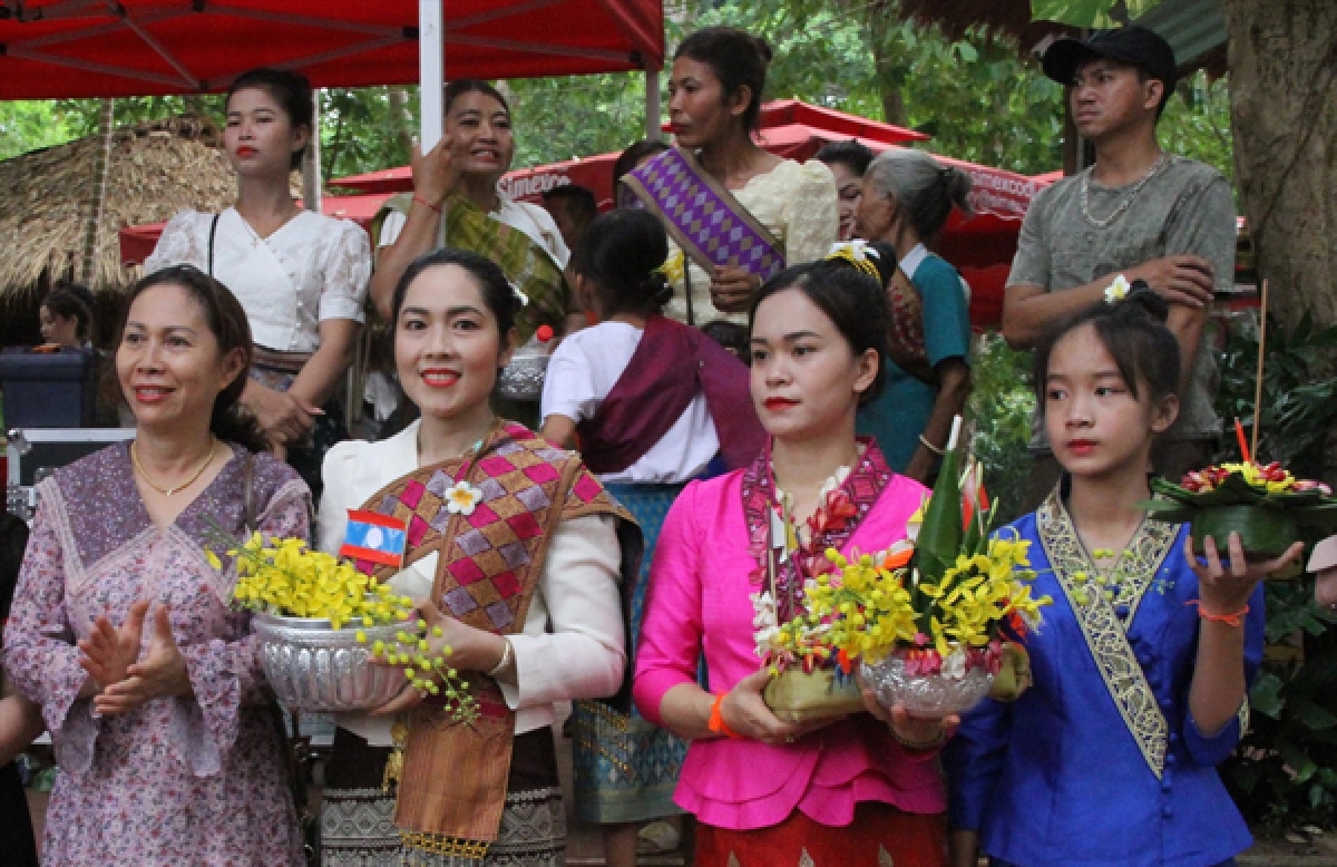 Những cô gái Lào ở Buôn Đôn mang trang phục truyền thống, cài hoa chăm pa tham gia lễ hội