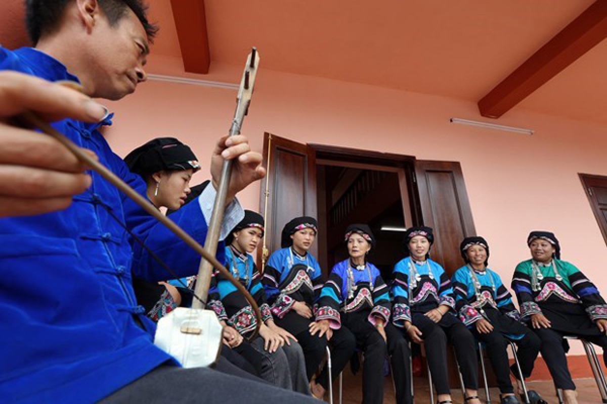 Những giá trị văn hóa truyền thống của đồng bào dân tộc Bố Y đã được khôi phục thông qua các buổi trao truyền dạy hát, dạy múa tại Nhà văn hóa thôn Lao Hầu (xã Thanh Bình, huyện Mường Khương, Lào Cai). Ảnh: Trọng Chính