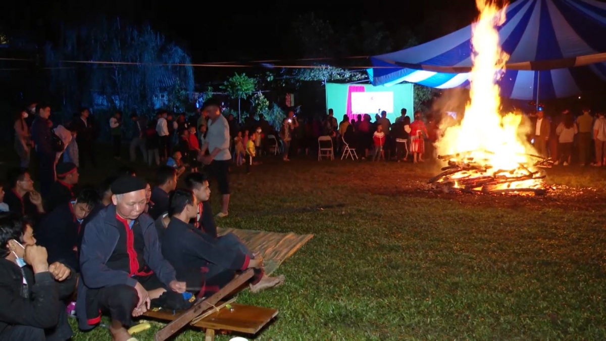 Người Dao tổ chức lễ hội nhảy lửa (Ảnh: CTTĐT tỉnh Tuyên Quang)