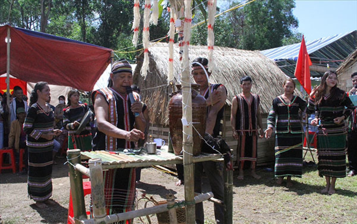 Hát khấn trong các nghi lễ truyền thống là một trong những thể loại của dân ca Mnông