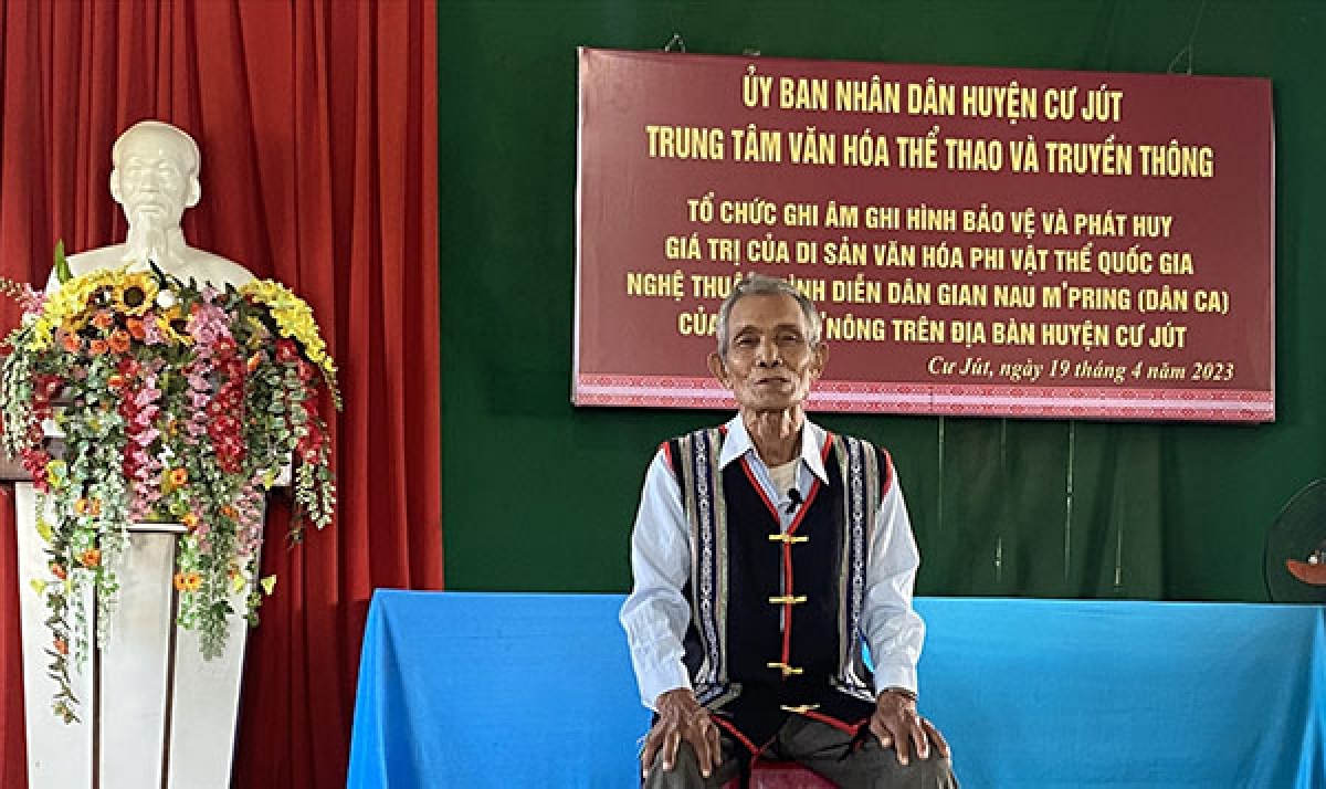 Nghệ nhân Y Glơi Bkrông hát dân ca để ngành văn hóa ghi âm làm tư liệu