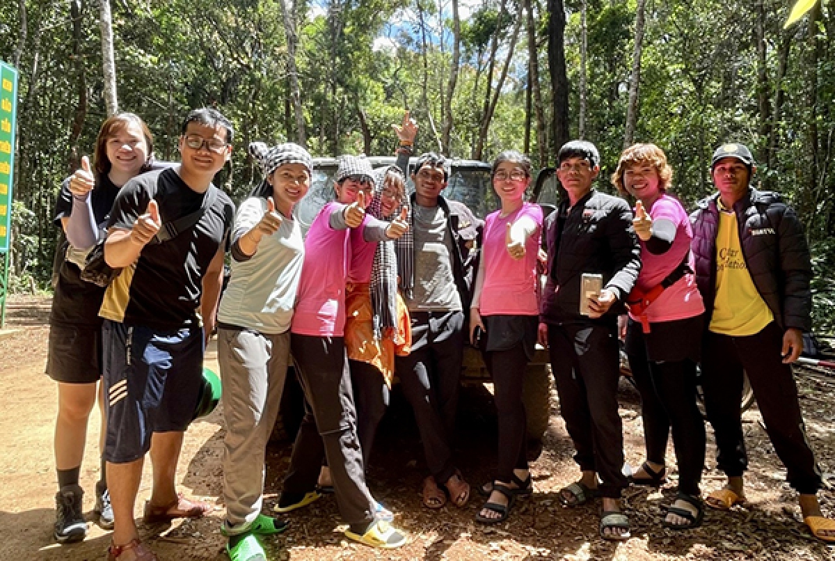 Anh Quý dẫn đường đưa du khách tham quan, giới thiệu về thác K50, huyện Kbang