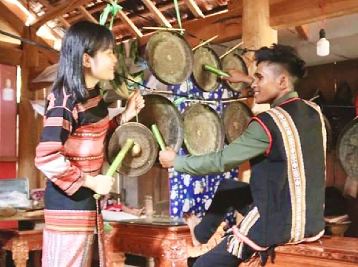 Anh Đinh Văn Quý cùng đội cồng chiêng trong làng thường xuyên tập luyện để đánh chiêng, múa xoang phục vụ du khách