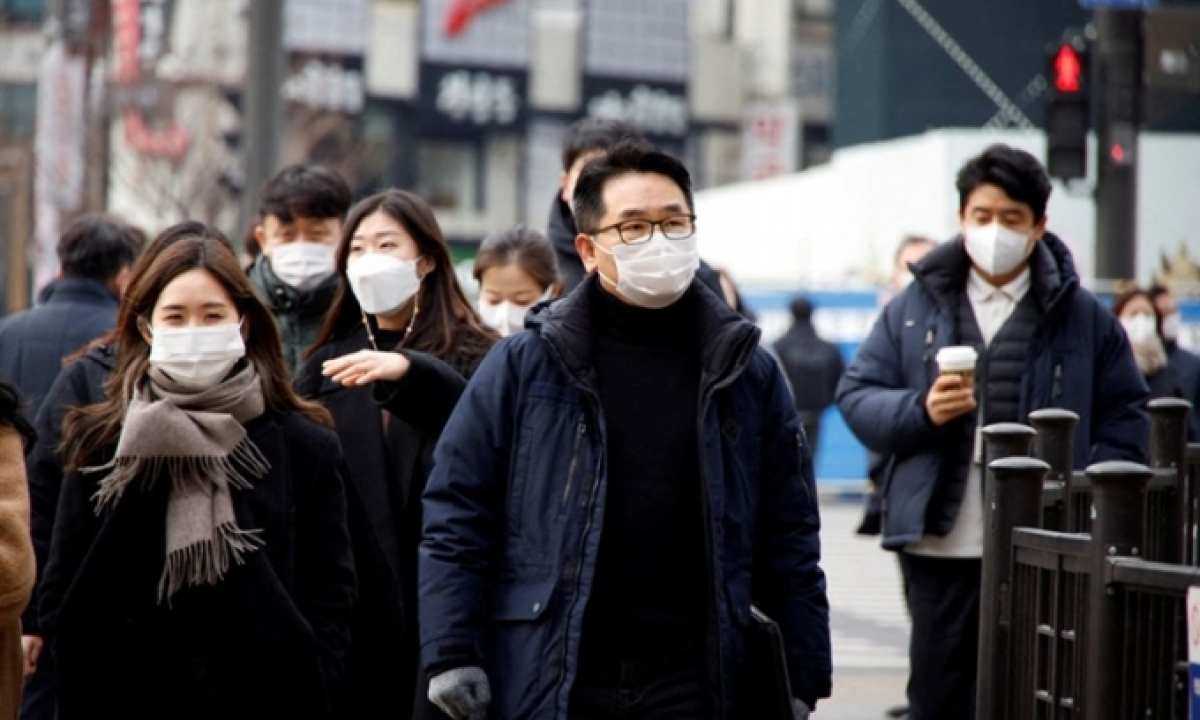 Người dân Hàn Quốc đi trên đường phố thủ đô Seoul. Ảnh: Reuters.