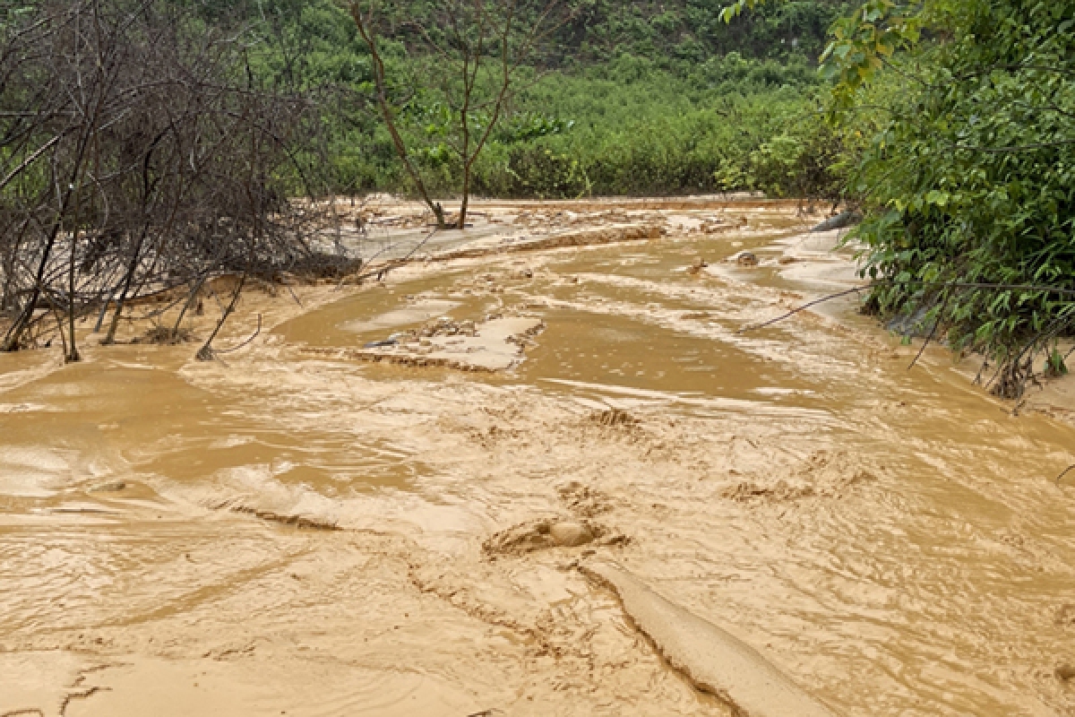 Bùn đất tràn xuống còn ảnh hưởng tới nguồn nước sinh hoạt của người dân ở thị trấn Phong Thổ