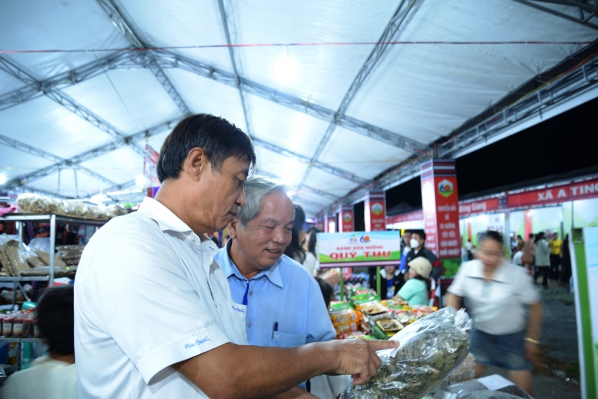 Tại Hội chợ có đông đảo du khác, bà con và lãnh đạo huyện Đông Giang đến tham quan mua sắm
Lãnh đạo huyện Đông Giang tham quan các gian hàng