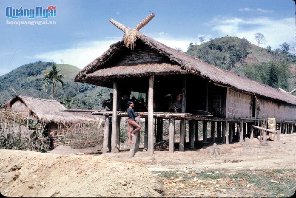 Kiến trúc nhà ở của dân tộc Hrê ở thế kỷ XX với biểu tượng sừng trâu hai đầu hồi ngôi nhà. Ảnh: Joseph Carrier/baoquangngai.vn