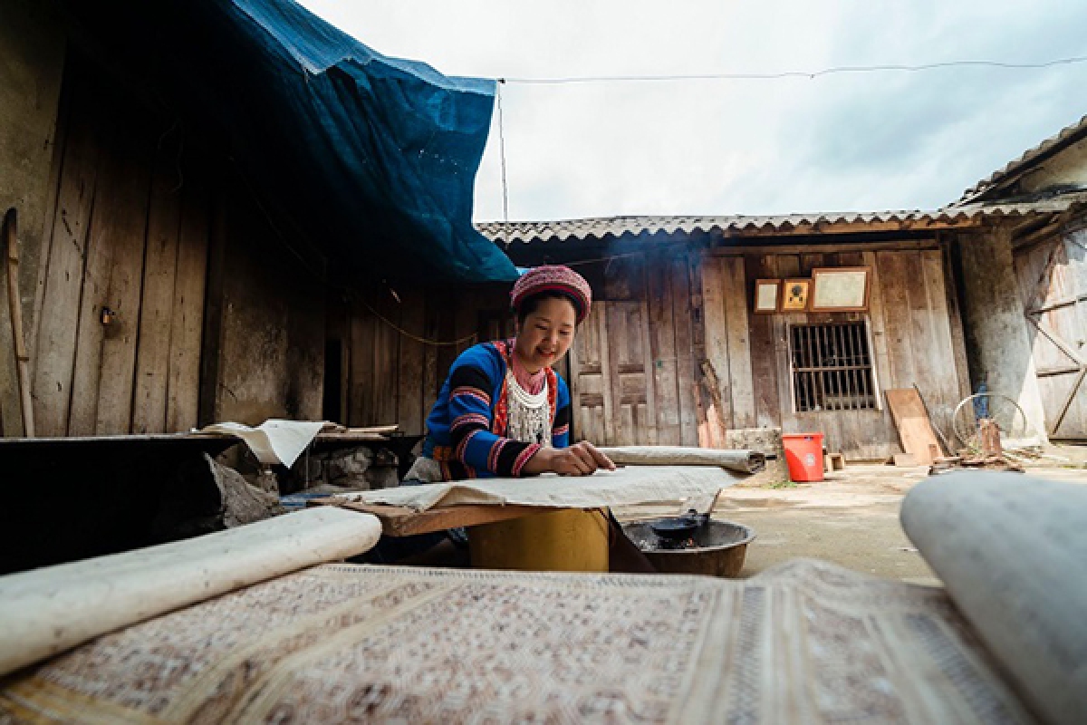 Những tấm thổ công được phơi nắng sau khi hoàn thành các công đoạn