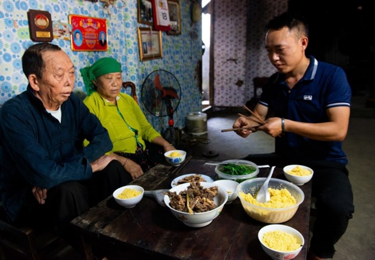 Mèn mén là món ăn quen thuộc trong mỗi bữa ăn của gia đình người Mông. Ảnh: Nam Thái – TTXVN