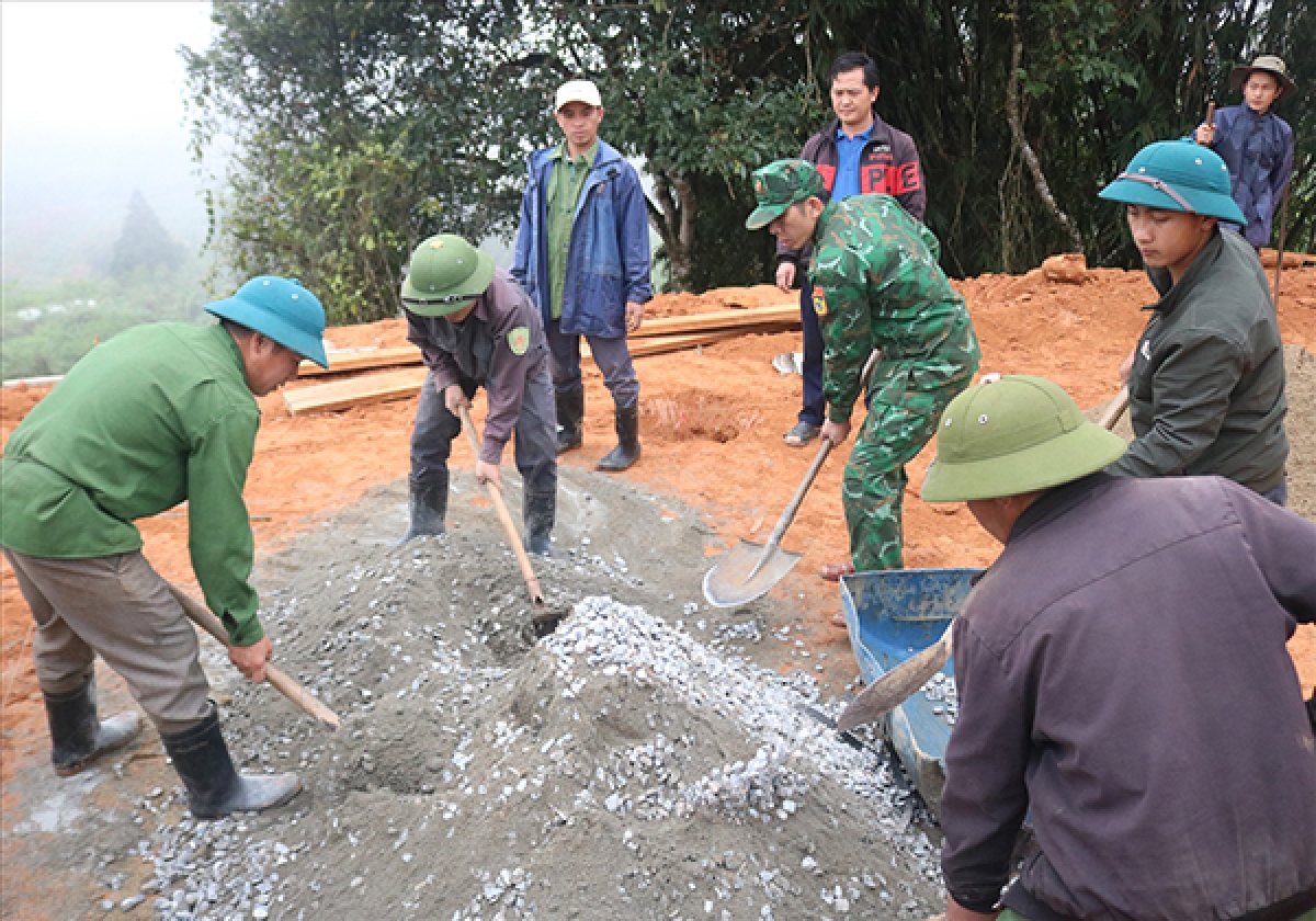 Người dân và lực lượng chức năng đứng chân trên địa bàn xã Na Ngoi, huyện Kỳ Sơn đang hỗ trợ làm nhà cho hộ nghèo, người có khó khăn về nhà ở