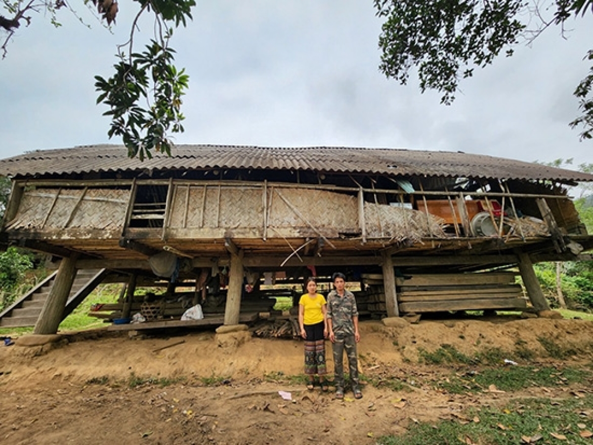 Nhà sàn của gia đình ông Lương Văn Quế ở xã Quang Phong, huyện Quế Phong xuống cấp xập xệ