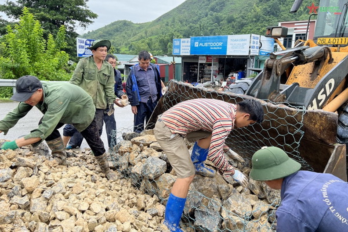 Công ty Cổ phần Quản lý và xây dựng giao thông 1 Sơn La huy động lực lượng làm rọ đá khắc phục điểm sạt lở cầu Nặm Păm...