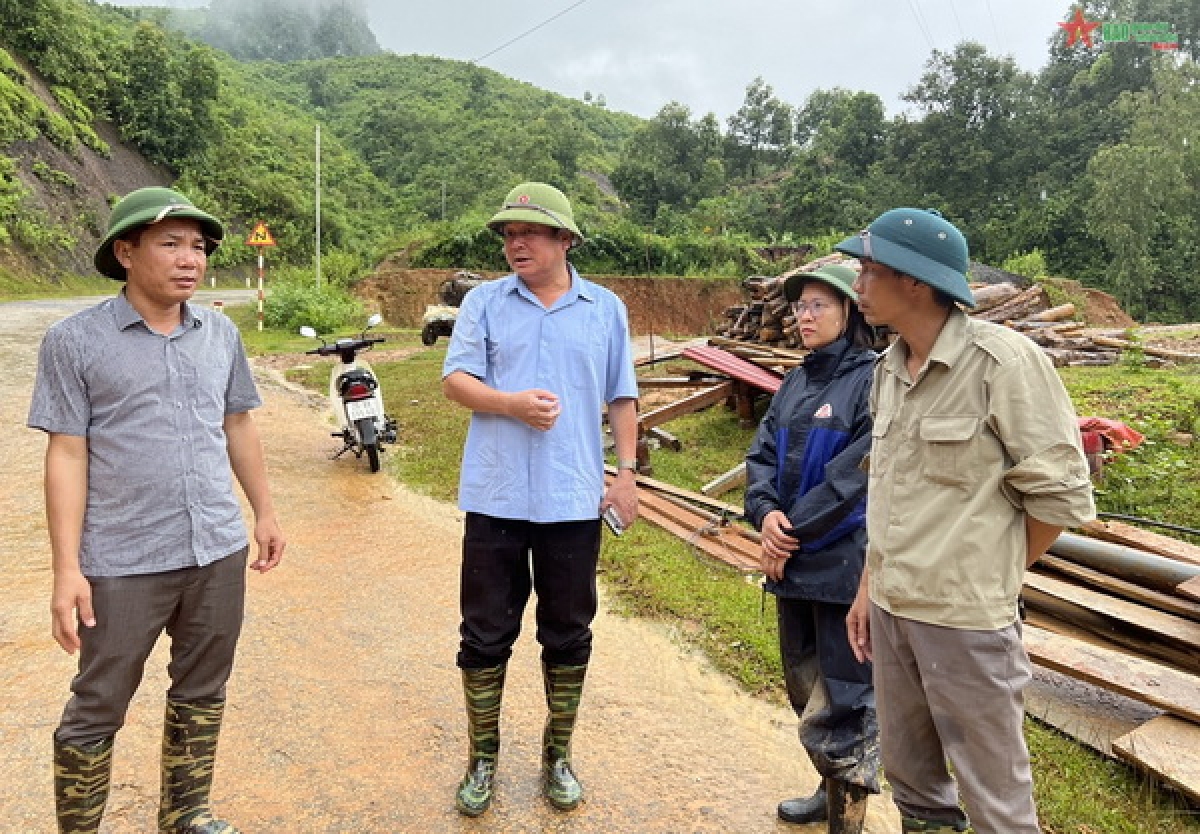 Lãnh đạo UBND huyện Mường La kiểm tra tình hình thiệt hại tại một số xã trên địa bàn huyện.