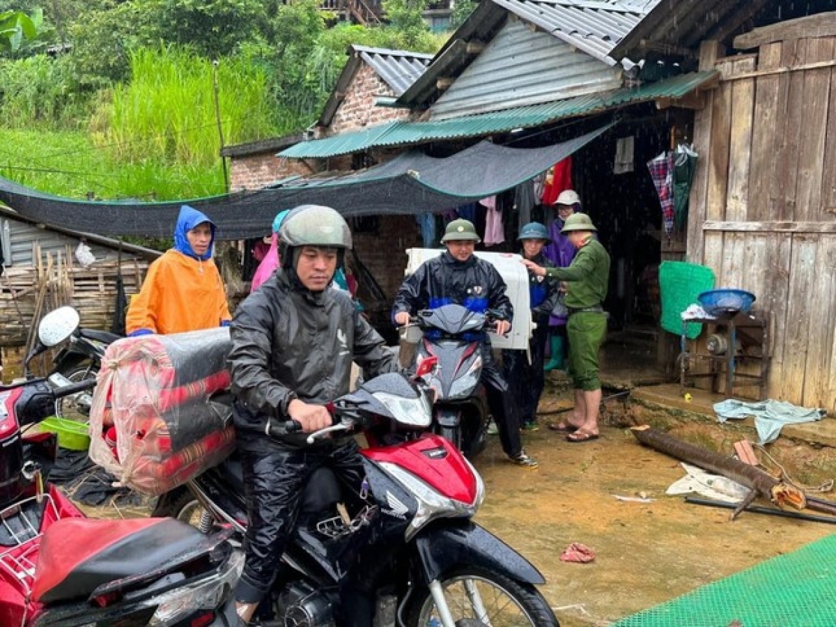 Lực lượng công an Lai Châu hỗ trợ dân di dời tài sản tránh lũ (Ảnh KT)