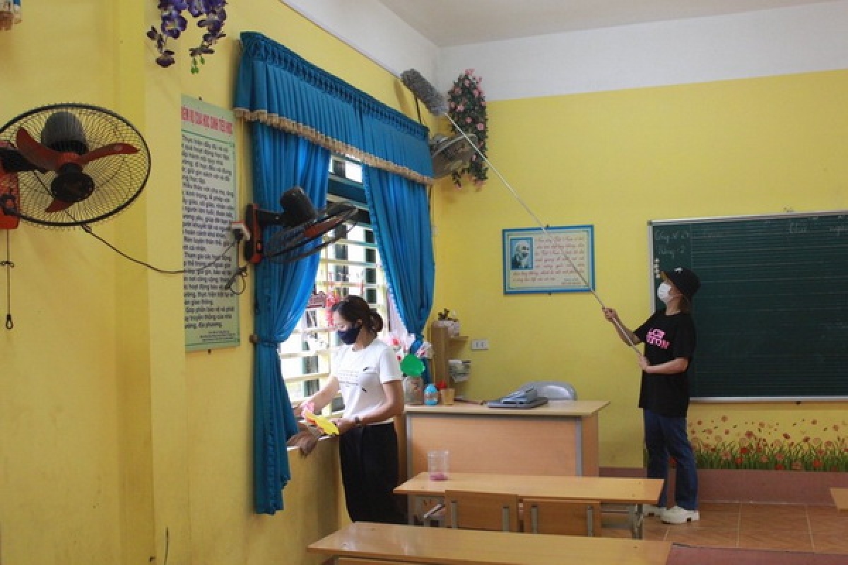 Các thầy cô giáo tại trường Tiểu học Cúc Đường, huyện Võ Nhai tích cực dọn dẹp phòng, lớp học sẵn sàng bước vào năm học mới.