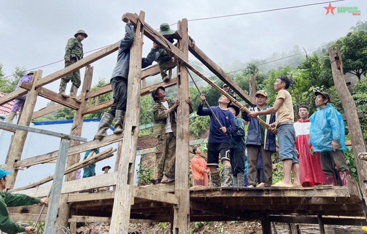Các lực lượng hỗ trợ di dời khẩn cấp những hộ dân có nguy cơ bị sạt lở ở xã Tạ Bú, huyện Mường La.