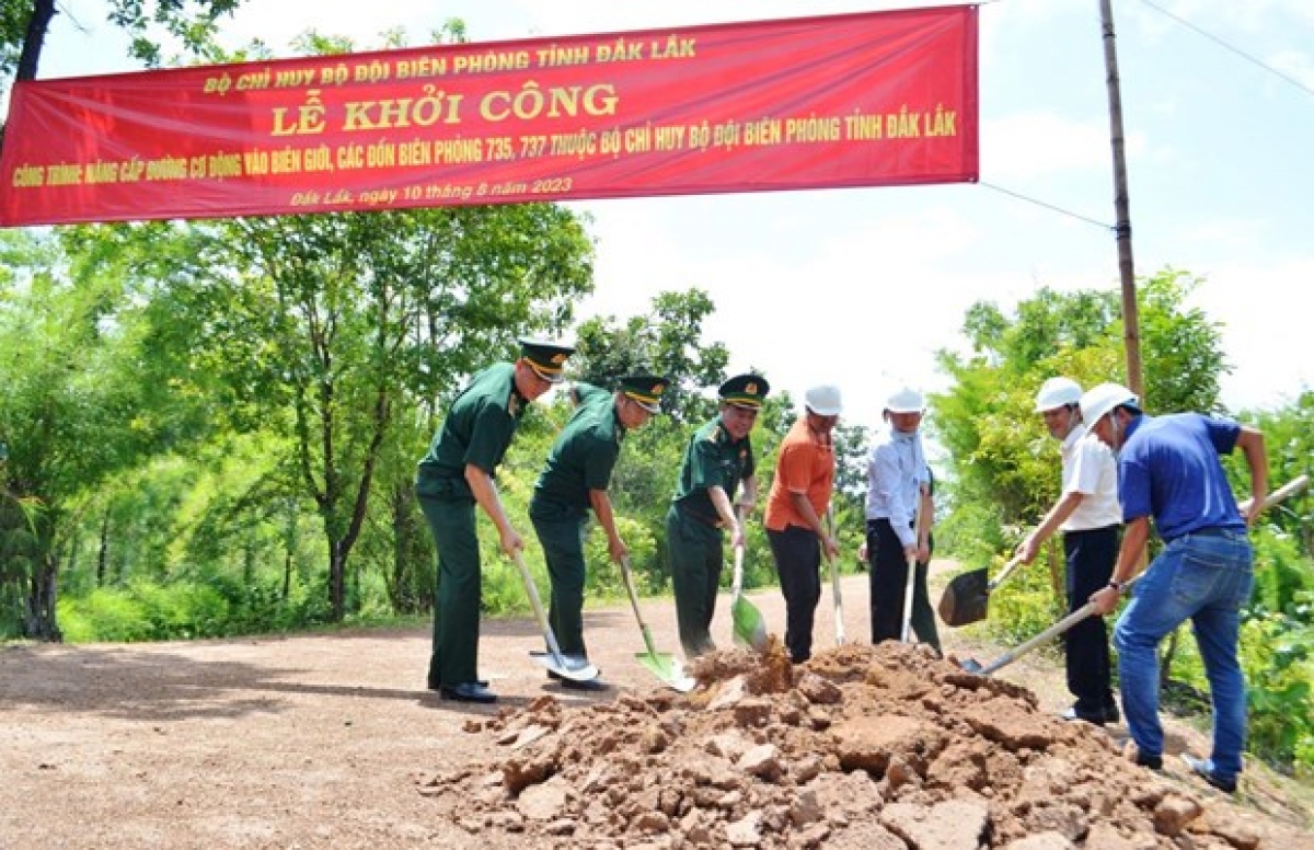 Đại diện các đơn vị thực hiện nghi thức khởi công công trình. Ảnh: bienphong.com.vn