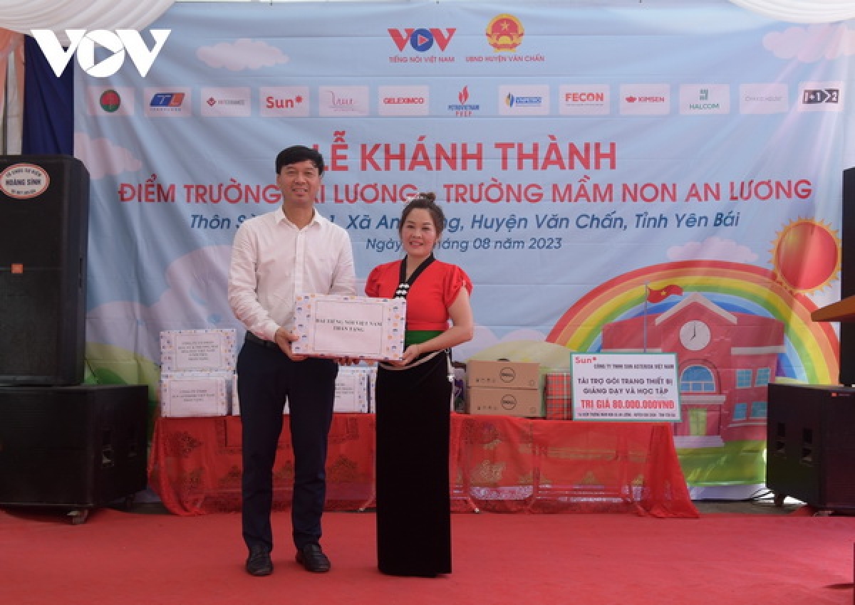 Đồng chí Ngô Minh Hiển - Phó Bí thư Đảng ủy - Phó Tổng Giám đốc Đài Tiếng nói Việt Nam tặng quà cho Trường mầm  non An Lương