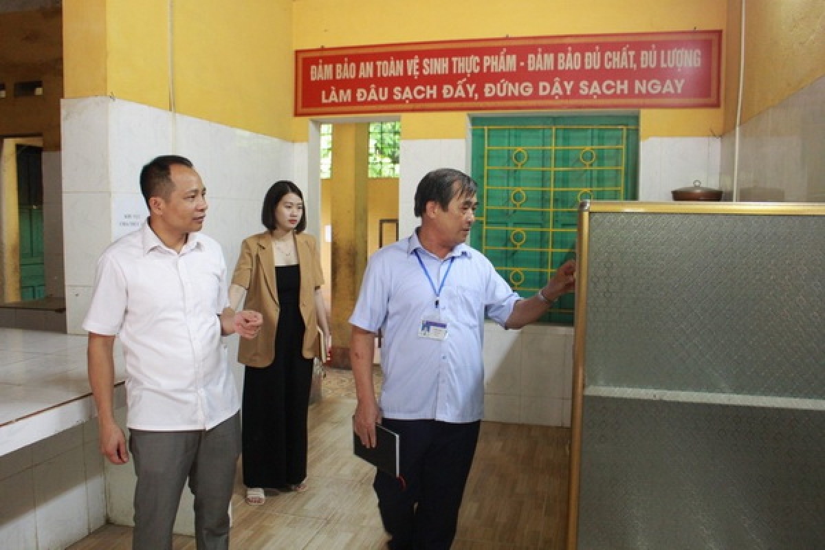 Lãnh đạo phòng GD&ĐT huyện Võ Nhai kiểm tra khu vực bếp ăn tại trường Phổ thông DTBT THCS Nghinh Tường.